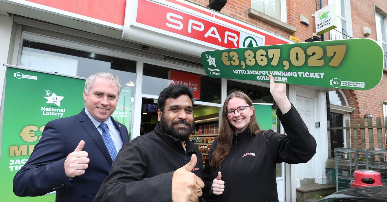 NO REPRO FEE: 6th October 2023. Staff at the Applegreen on the Naul Road in Balbriggan and at the Spar store at 13 South Circular Road were thrilled to hear that two of their customers shared the massive â ¬7,734,054 Lotto jackpot in Wednesday nightâ  s draw. Holly Kelly and Karthik Burra (centre) staff at the SPAR shop on South Circular Road location pictured with Michael McGuinness (left) from the National Lottery. Photo by Mac Innes Photography