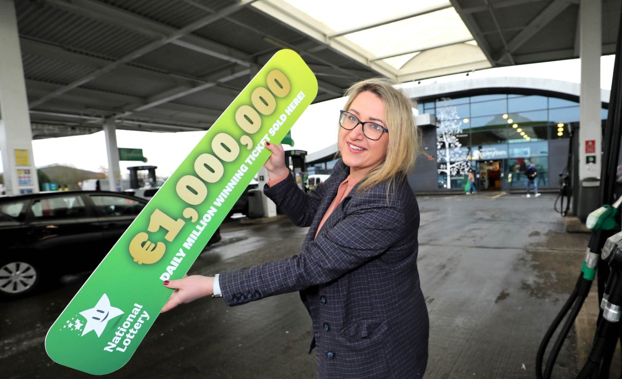 NO REPRO FEE: 7th January 2022. Ella Tyrala (centre), Manager at the Applegreen M4 Enfield Westbound Service Station in Martinstown, Cadamstown, Co. Kildare was thrilled to hear that one of her customers scooped the top prize of €1 million in the 2pm Daily Million draw on Wednesday 5th January.