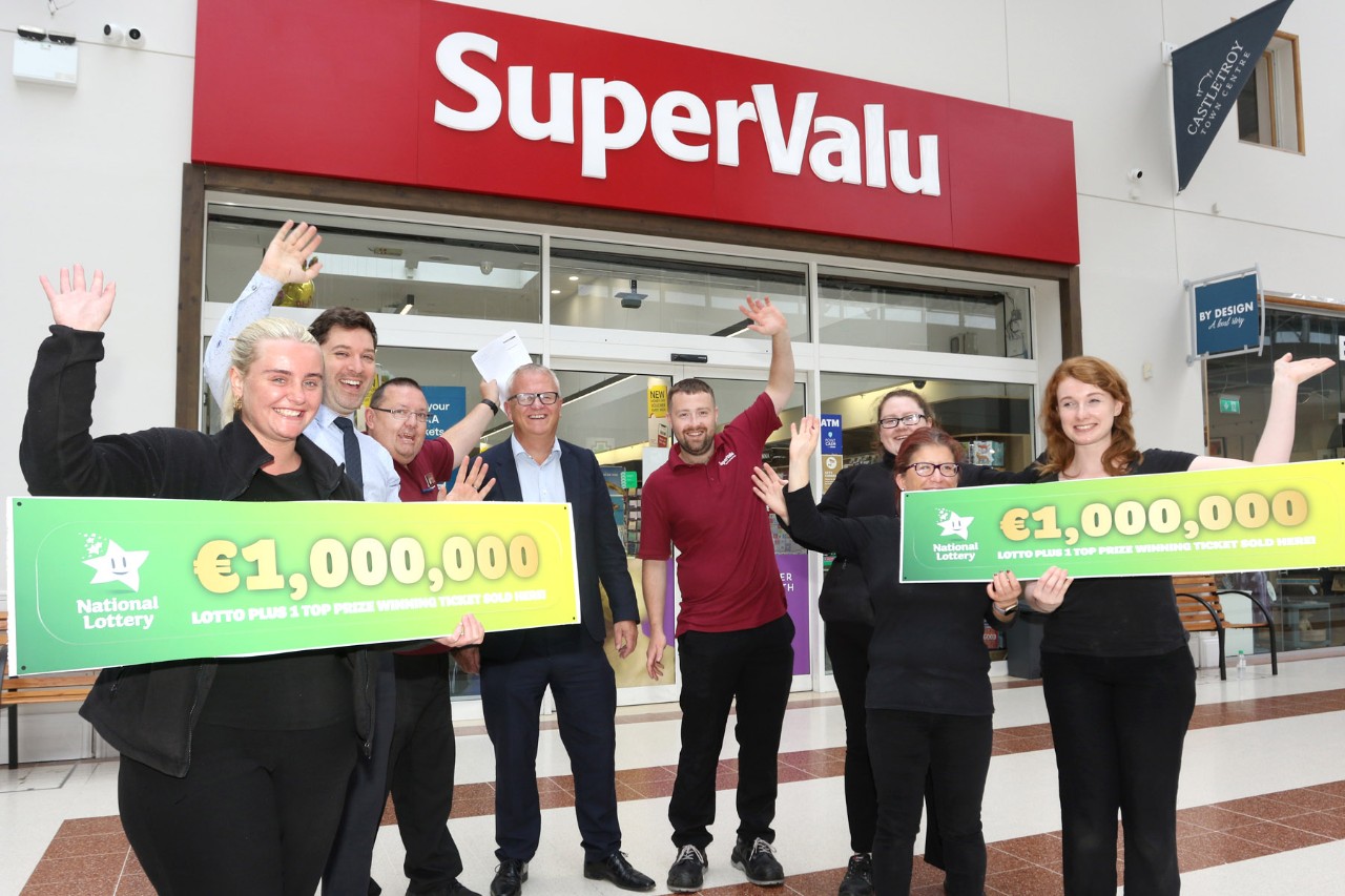 NO REPRO FEE: 21st June 2022. Staff at the Supervalu store in Castletroy Shopping Centre in Limerick City were celebrating after it was announced that their store sold the winning Lotto Plus 1 ticket worth €1 million in Saturday (18th June) night’s draw.Courtney Shinnors, Chris O'Dirscoll, Store Manager, Anthony O'Donovan, Jim O'Callaghan, National Lottery, Jamie Collins, Rebecca Molone, Michelle Collins, Gemma Murphy, Celebrating the  National Lottery Million Euro Ticket at Supervalu, Castletroy Shopping Centre, Limerick. Picture Brendan Gleeson / Mac Innes Photography
