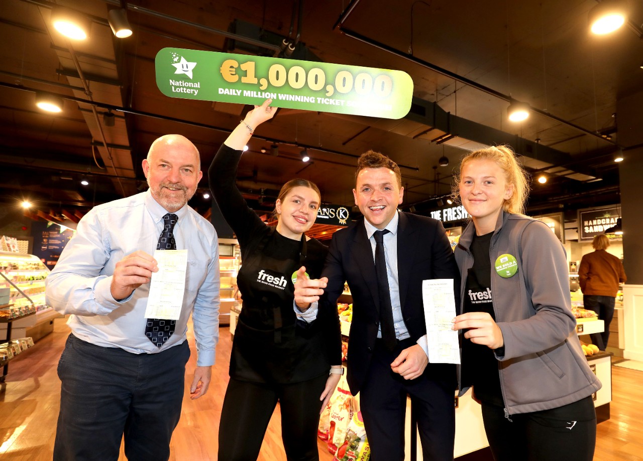NO REPRO FEE: 23rd September 2022. Fresh store in Northern Cross, Dublin 17, sold the winning ticket for yesterday’s (22nd of September) Daily Million top prize win worth €1,000,000. Store General Manager Ger Hanley (left) is pictured celebrating alongside staff Lorena Mihai and Amy Jordan and Shane Kenny (2nd from right), National Lottery representative. Pic: Justin Mac Innes / Mac Innes Photography