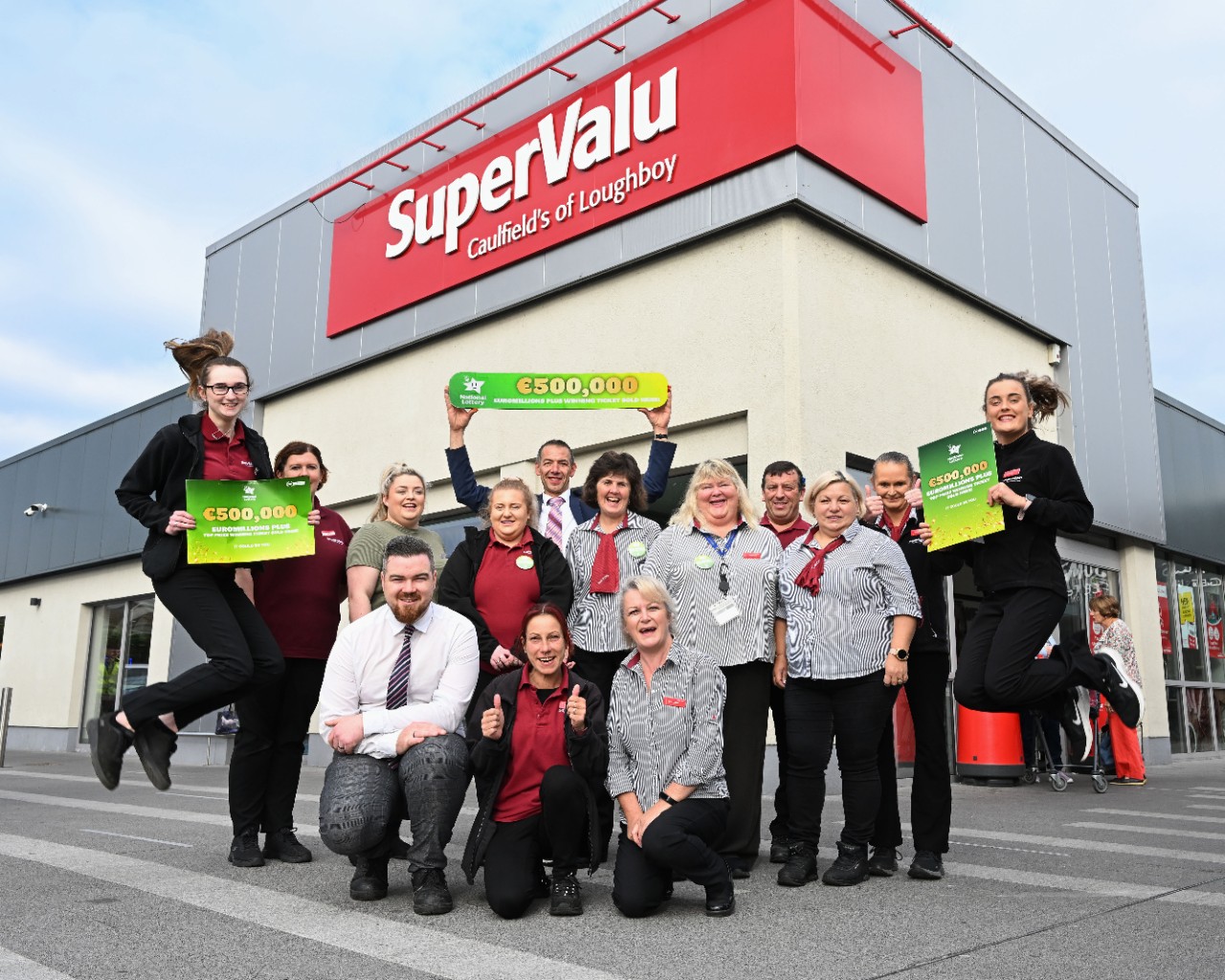 NO REPRO FEE: 20th September 2022. EuroMillions Plus - €500,000 Win. Staff at Caulfields SuperValu, Loughboy Shopping Centre, Co. Kilkenny celebrate with Fran Whearty of the National Lottery having sold the latest EuroMillions Plus - €500,000 Winning ticket. Picture: Vicky Comerford - Mac Innes Photography