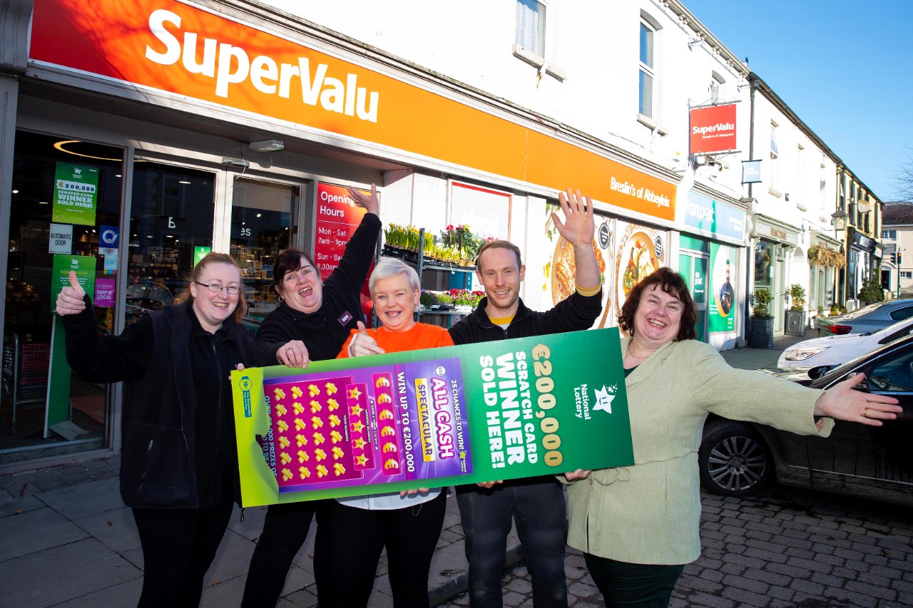23/2/2023€200,000 scratch card winner sold at Breslin’s supervalu in Abbeyleix, Co.Laois.From left; supervalu staff Samantha Doran,  Michelle Byrne, April O’Halloran store manager, Jamie Burke and  Mary Grace Sales Manager, National Lottery. Photo; Mary Browne /Mac Innes Photography