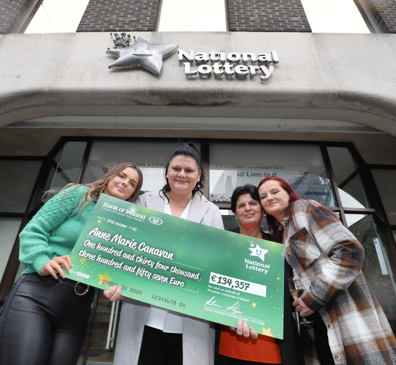 NO REPRO FEE: 27th October 2022.  €134,357 Lottery win for Westmeath familyAnnMarie Canavan (centre left) Westmeath with sisters, Niamh Trodden (left) Mary Canavan (right) and mum Alice Canavan (centre right). Pic: Mac Innes Photography