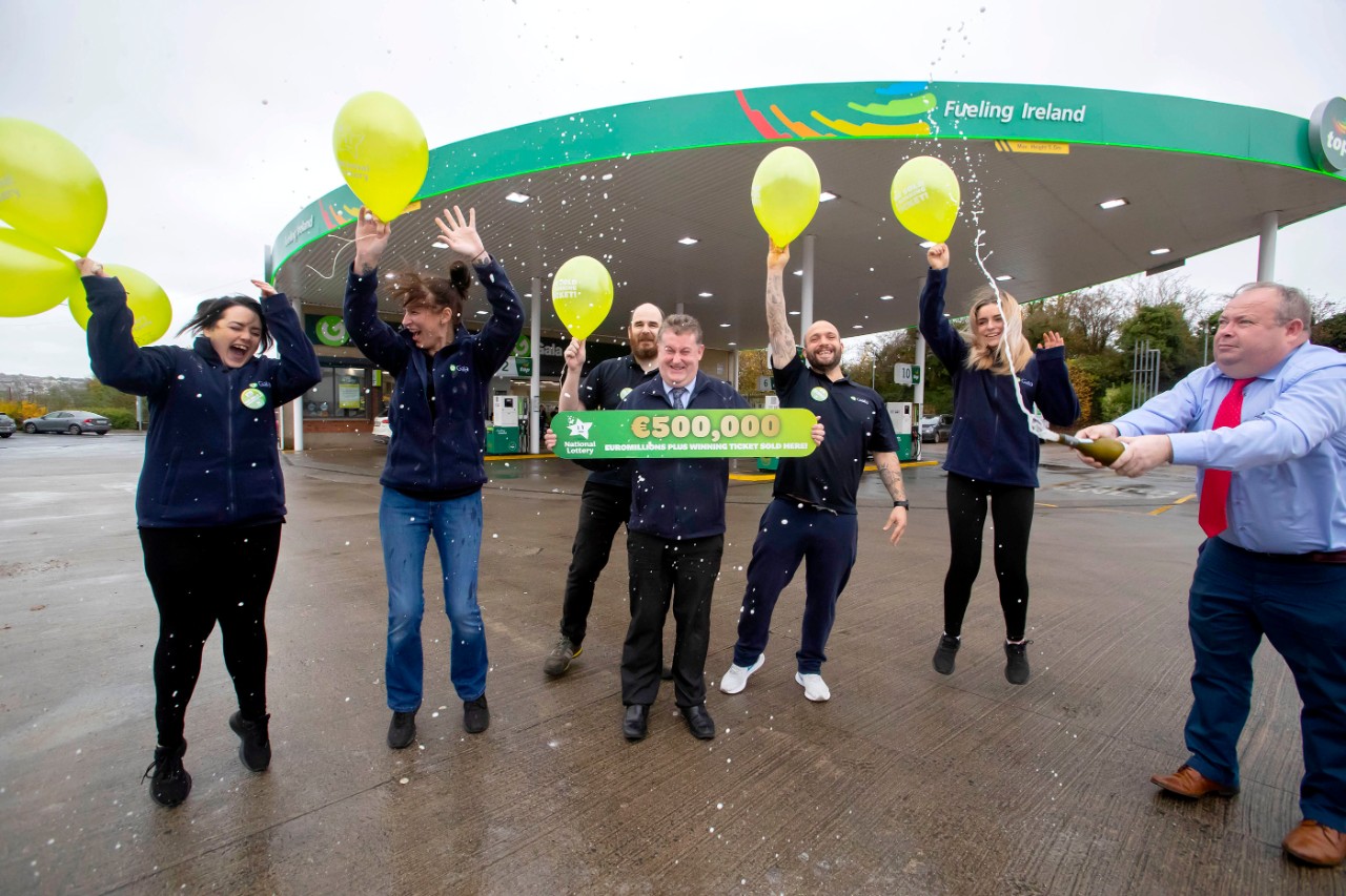 11/11/2021. €500,000 EuroMillions Plus win in New Ross, Co Wexford. Poctured at the Gala Forecourt, Waterford Rd. New Ross, Co. Wexford are Gemma Kielthy, Jane Murphy, Kevin Kehoe, Harry Buckley forecourt manager, Sophie Telford andChris Butler with Kieran Tuohy, National Lottery. Picture: Patrick Browne / Mac Innes Photography