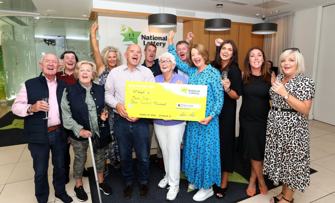 NO REPRO FEE: September 1st 2022. “Wexford Player claims €500,000 at National Lottery HQ “I lost my ticket for a full week”. Celebrations were in full swing in the National Lottery’s winner’s room Wednesday afternoon (31st August) when a Wexford player collected their EuroMillions plus top prize ticket worth €500,000. Nuala Croke, winner (centre right) pictured with National Lottery chief executive Andrew Algeo with family Deirdre Croke (daughter in-law), Peter Croke, son, Lorna Daly Granddaughter, Aidan Day, son in-law, Anne Daly, daughter and friends at the Lottery headquarters as she collected the €500,000 winning cheque. Pic: Mac Innes Photography